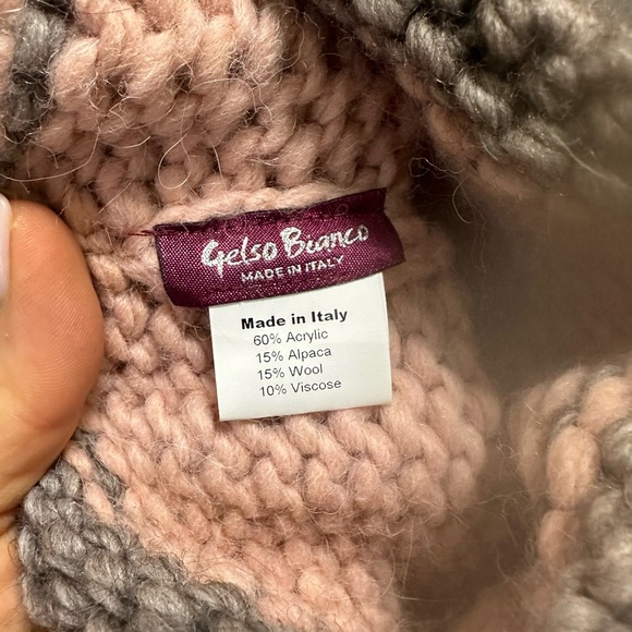 Beautiful worm and cosy hat - Picture 3 of 4